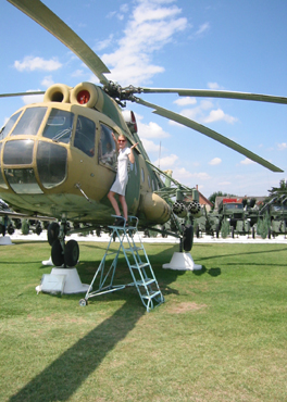 En av pilotene på vei ombord i sitt helikopter, klar for å beskytte vingården mot drueslang.